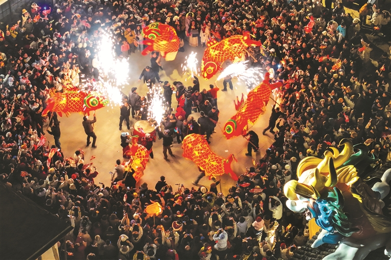 嬉鱼灯 迎新春