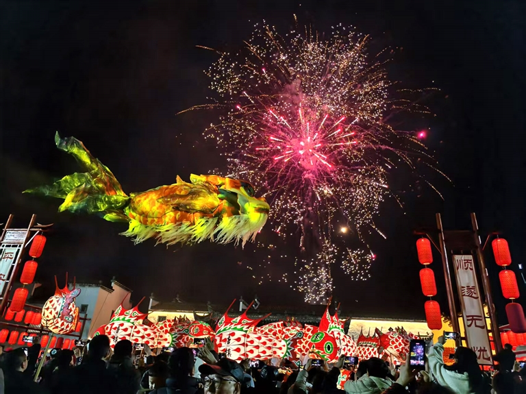 非遗民俗魅力足 骐骥驰骋幸福年
