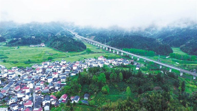 高铁飞驰入画来